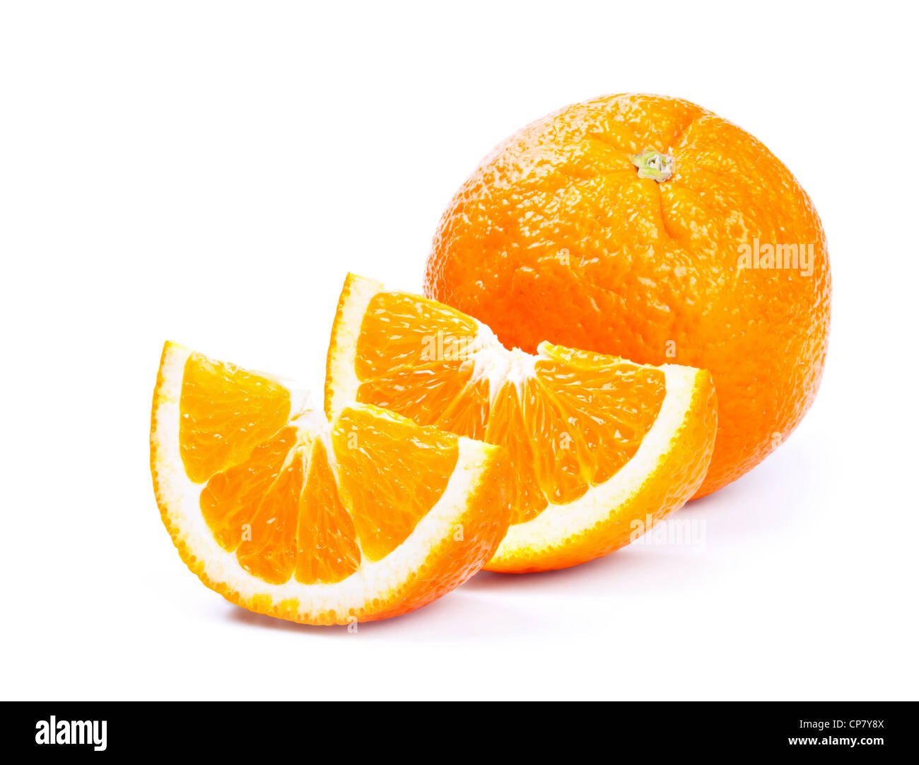 Frische Orange mit Scheiben isoliert auf weißem Hintergrund Stockfoto