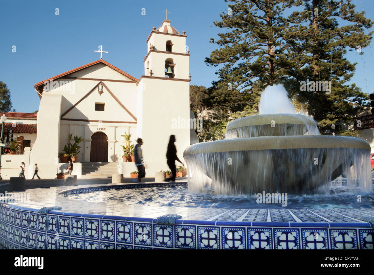 Mission San Buenaventura und Brunnen, Ventura, California Stockfoto