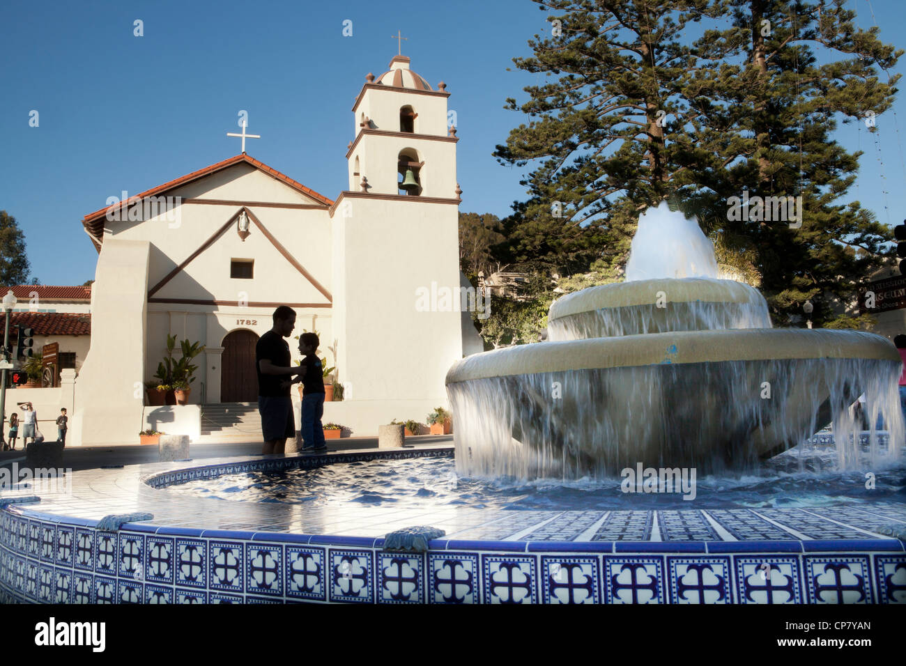 Mission San Buenaventura und Brunnen, Ventura, California Stockfoto
