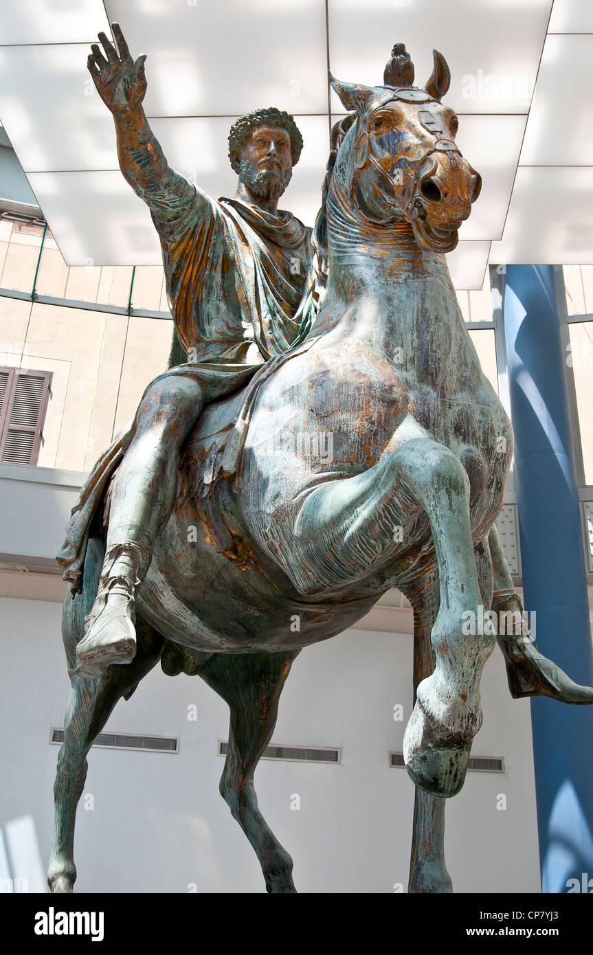 Die ursprüngliche Reiterstatue des Marcus Aurelius auf dem Pferderücken in den Kapitolinischen Museen in Rom, Italien. Stockfoto