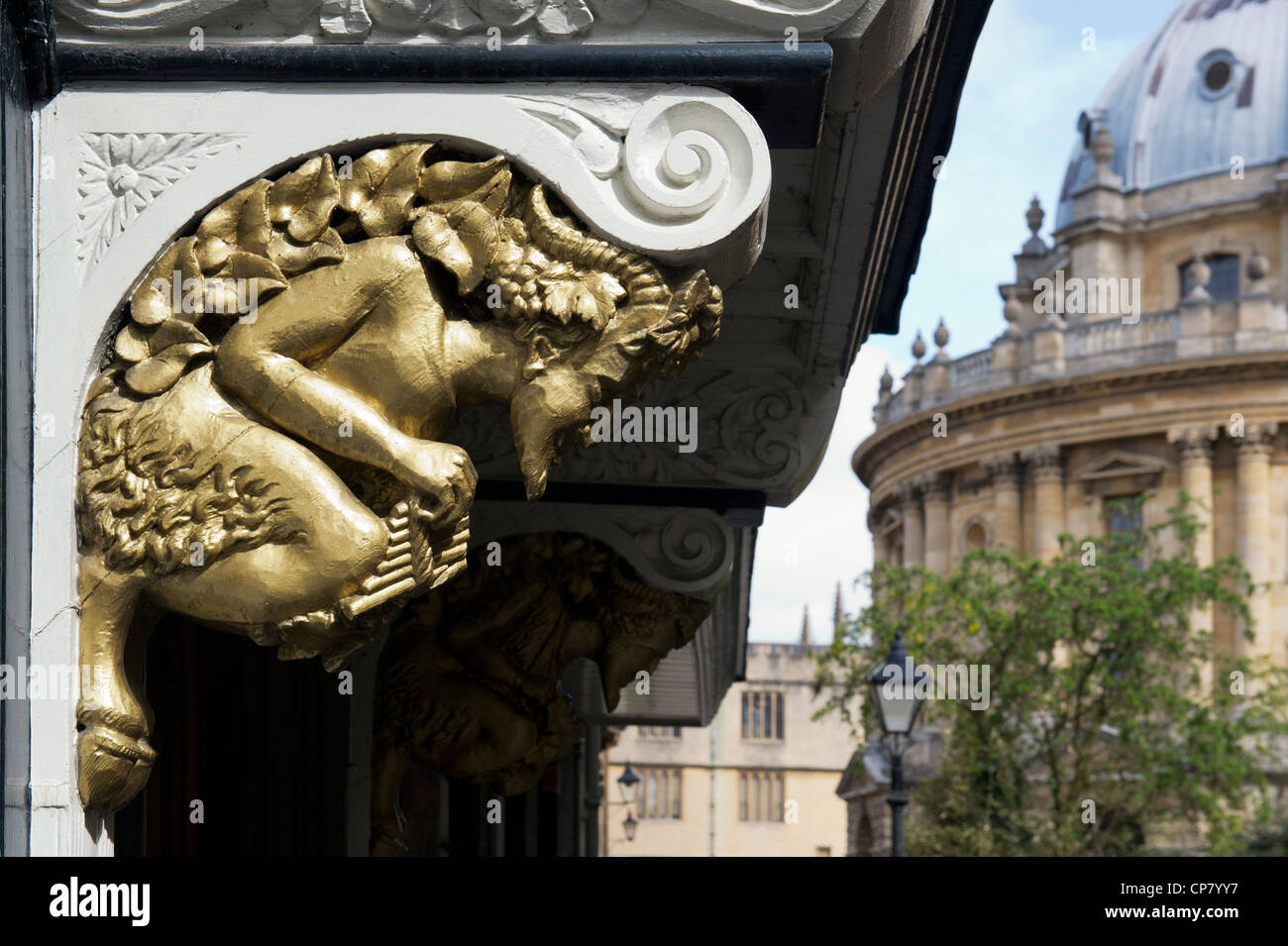 Faun Schnitzereien über dem aslan Tür in Brasenose College in St Mary's Passage mit Radcliffe Camera im Hintergrund. Oxford, Oxfordshire, England Stockfoto