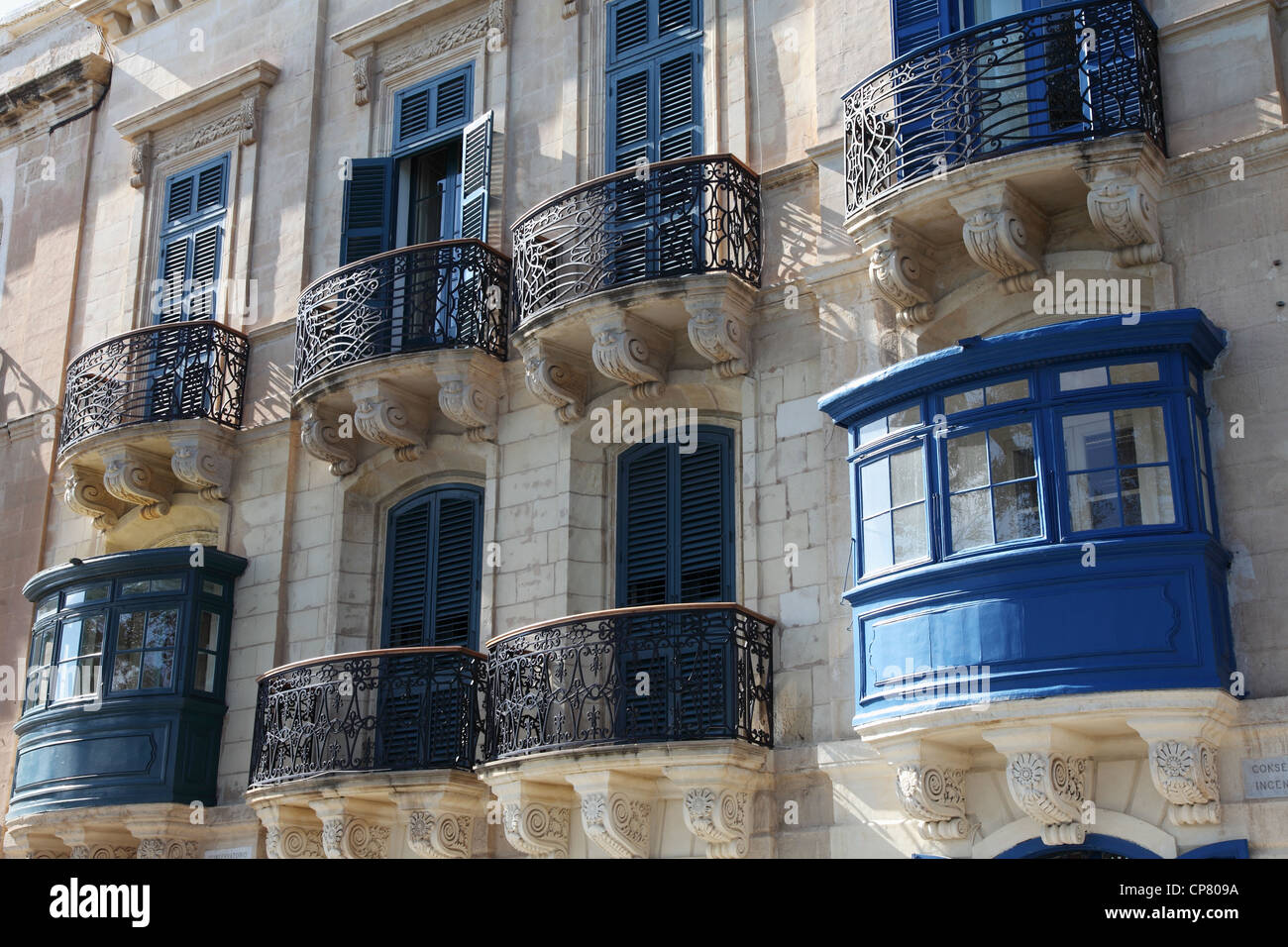 Traditionelle offene und geschlossene Balkone auf einem Haus über der St. Barbara Bastion Valletta Malta Südeuropa Stockfoto