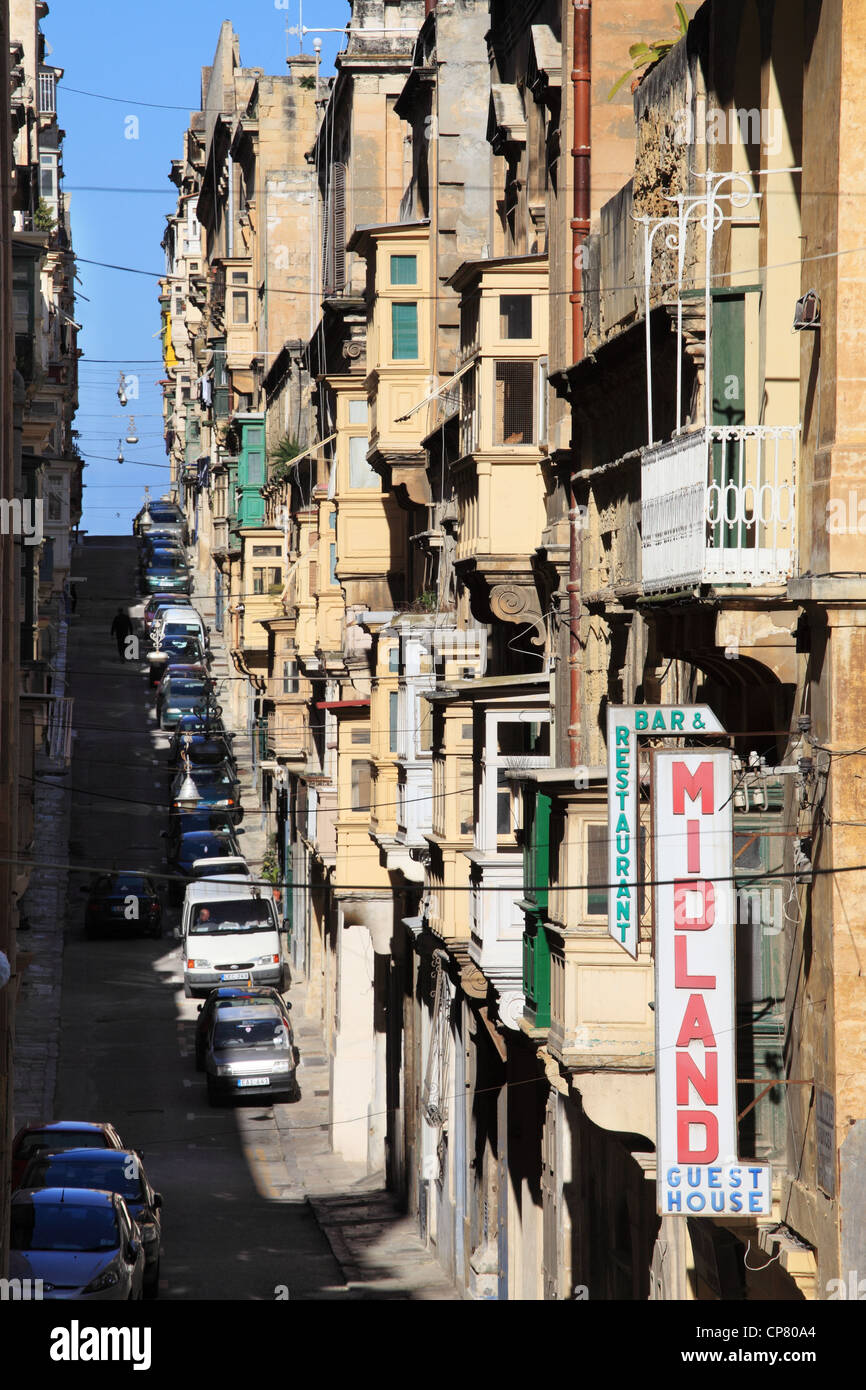 Blick entlang der St. Ursula Street Valletta Malta mit dem Midland Gästehaus im Vordergrund. Stockfoto