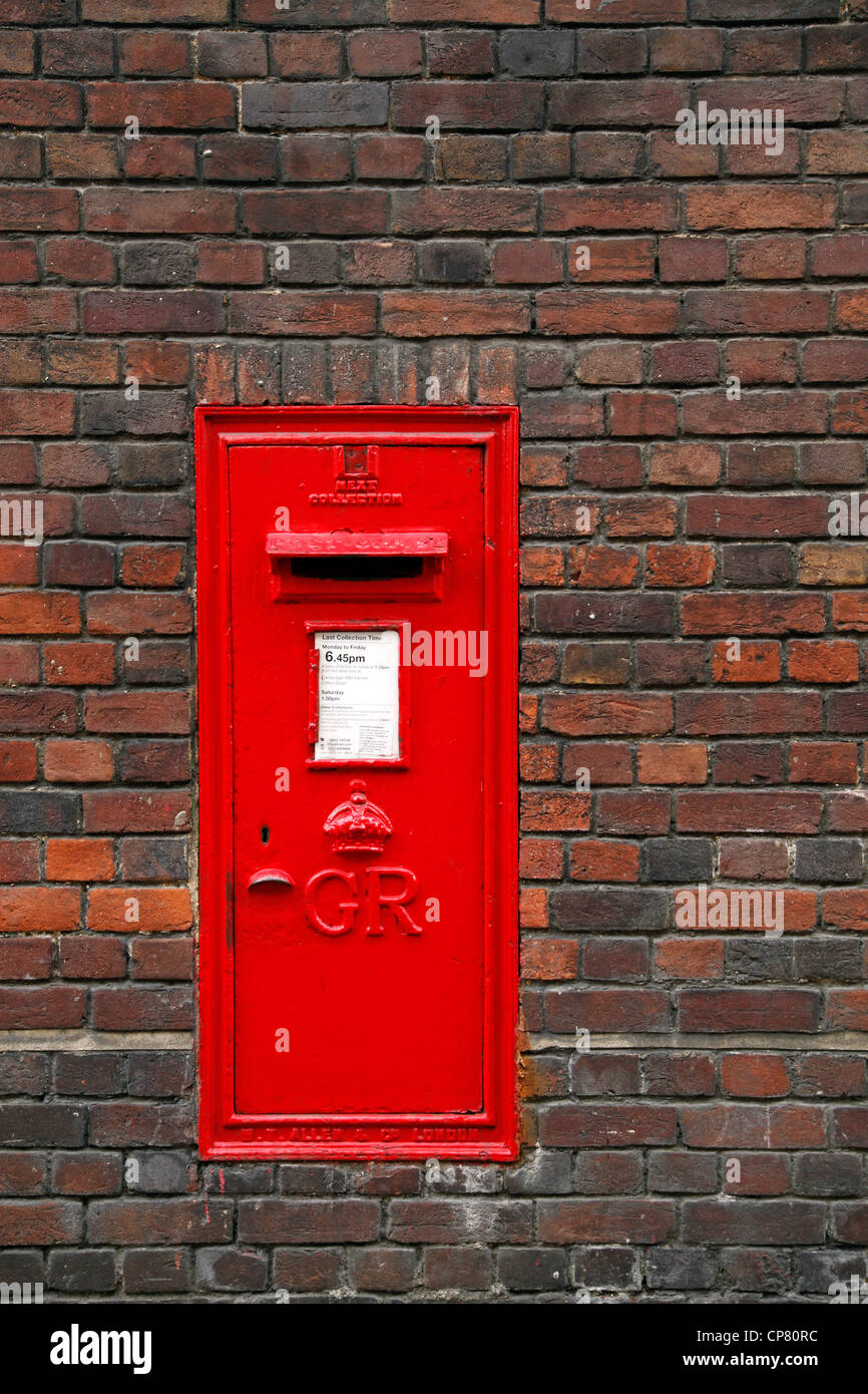Roten englischen Briefkasten in einer Mauer in Cambridge, England Stockfoto