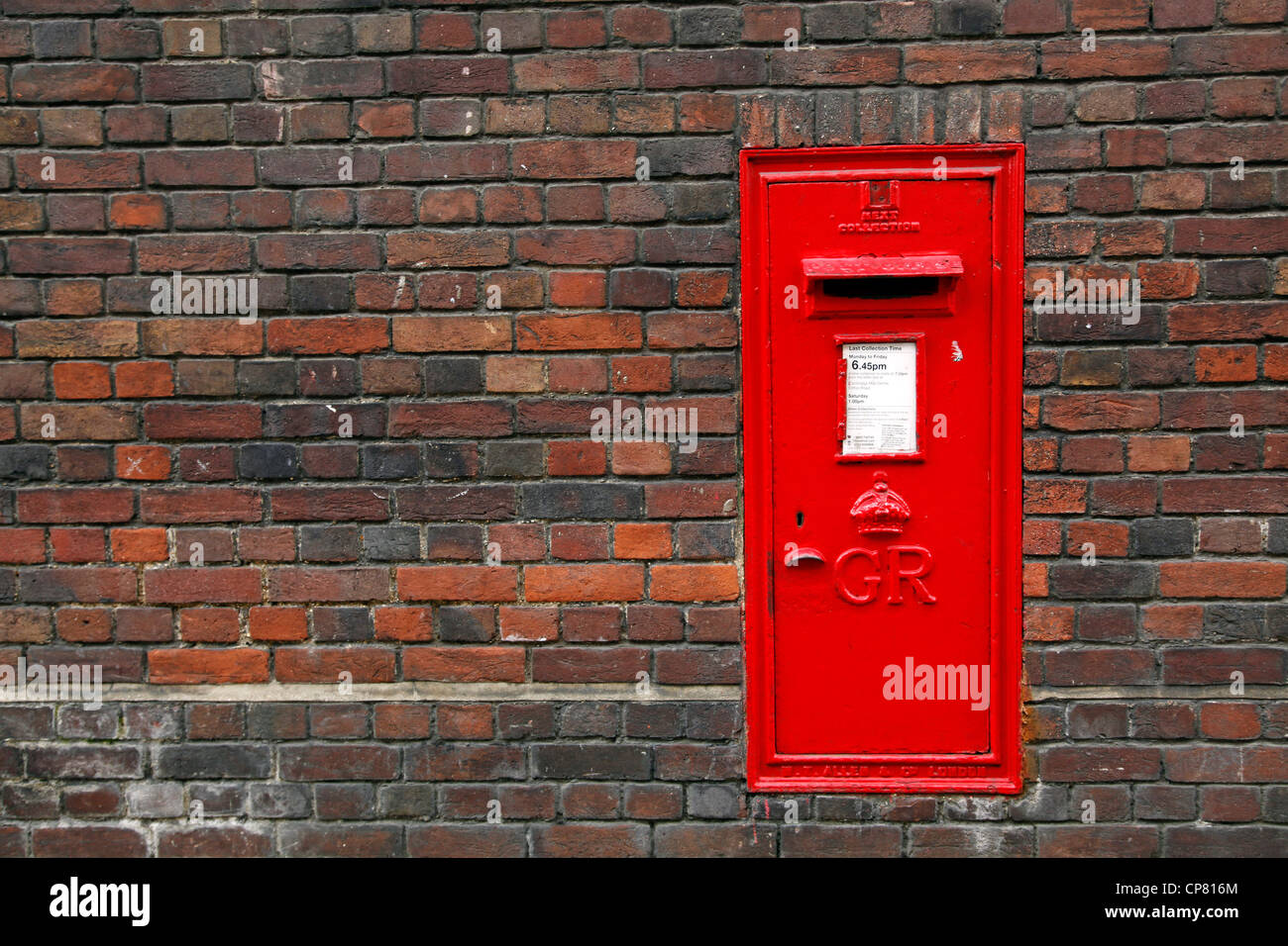 Roten englischen Briefkasten in einer Mauer in Cambridge, England Stockfoto