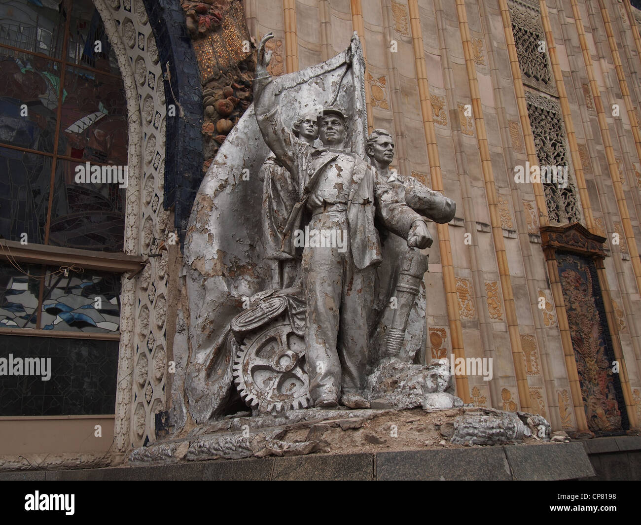 Sowjet-Ära Skulptur am Eingang des Pavillons der Ukraine im Allrussischen Ausstellungszentrum in Moskau, Russland Stockfoto
