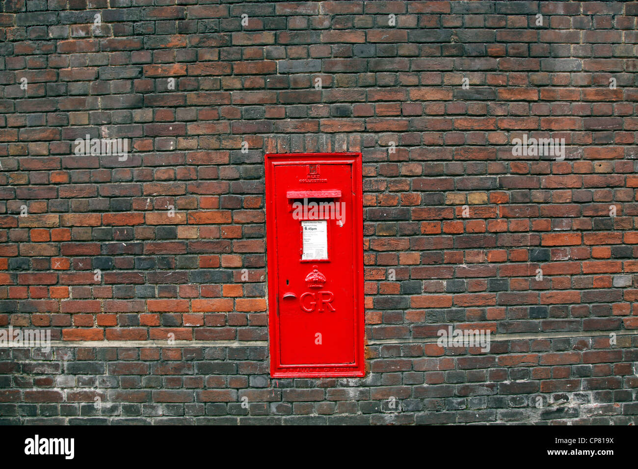 Roten englischen Briefkasten in einer Mauer in Cambridge, England Stockfoto