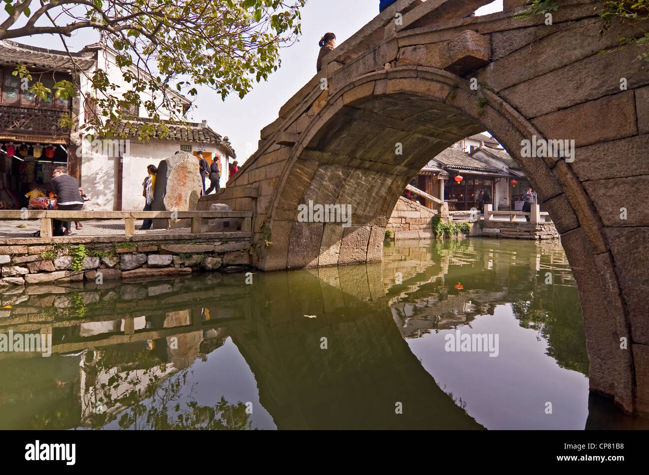 Stone gerundet chinesische Brücke auf einem Kanal in Zhouzhuang Watertown in der Nähe von Shanghai - China Stockfoto