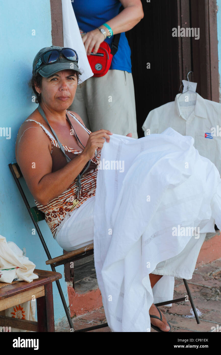 Hispanische kubanische Frau Nähte (Schneider machen) Konfektion auf der Straße. Trinidad, Kuba, Oktober 2010 Stockfoto