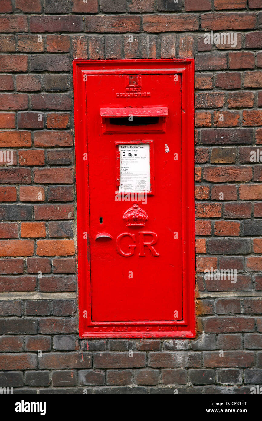 Roten englischen Briefkasten in einer Mauer in Cambridge, England Stockfoto