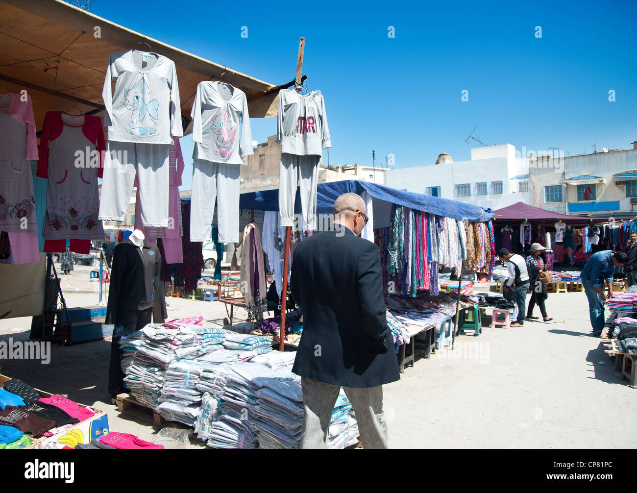 Tunis, Tunesien - Mann zu Fuß in der Medina (Altstadt). Die Medina von Tunis, Tunesien ist ein UNESCO-Weltkulturerbe. Stockfoto