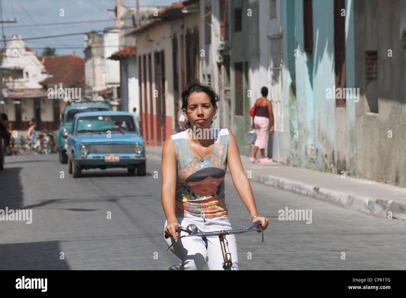 Hispanische junge Frau, Mädchen, Radfahren auf der Straße, Havanna, Kuba, Oktober 2010 Stockfoto
