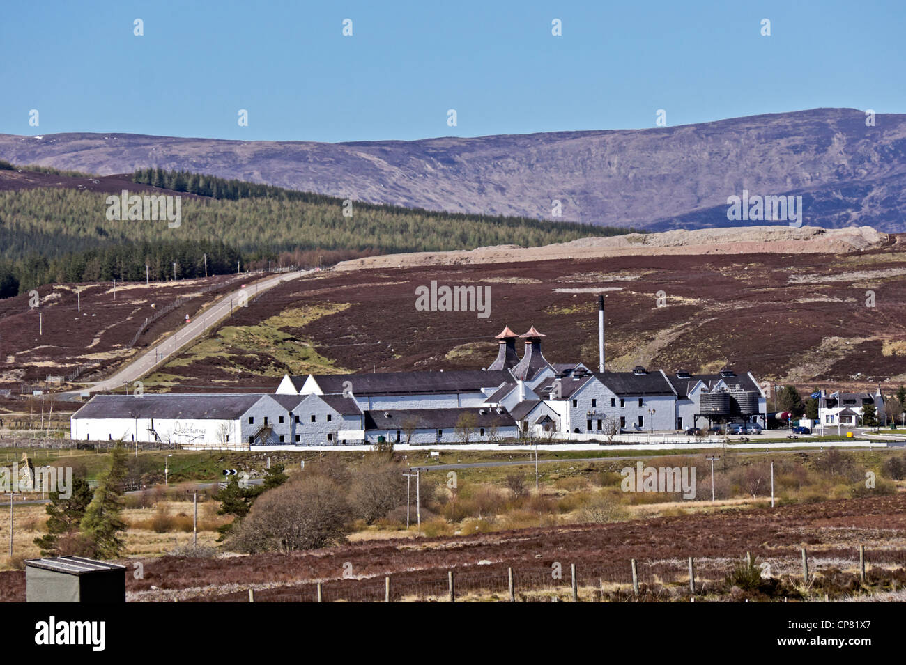 Dalwhinnie Whisky-Destillerie Dalwhinnie Highland Schottland gesehen von der A9-Straße Stockfoto