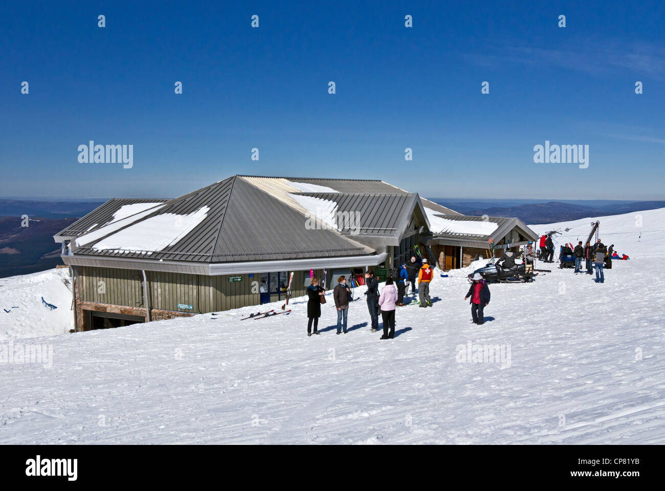 Ptarmigan Restaurant auf Cairn Gorm Berg in Schottland bei sonnigem Wetter mit viel Schnee Anfang Mai Stockfoto