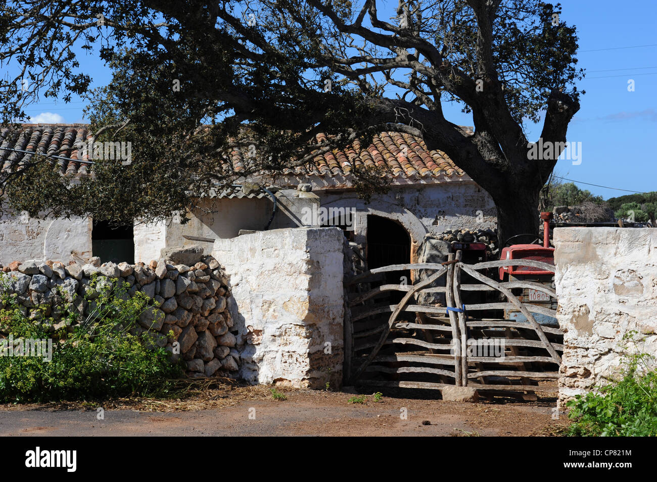 Landwirtschaftliche Gebäude mit typisch menorquinischen Olivenholz Tor, Trebaluger in ländlichen Menorca, Spanien, Balearen Stockfoto