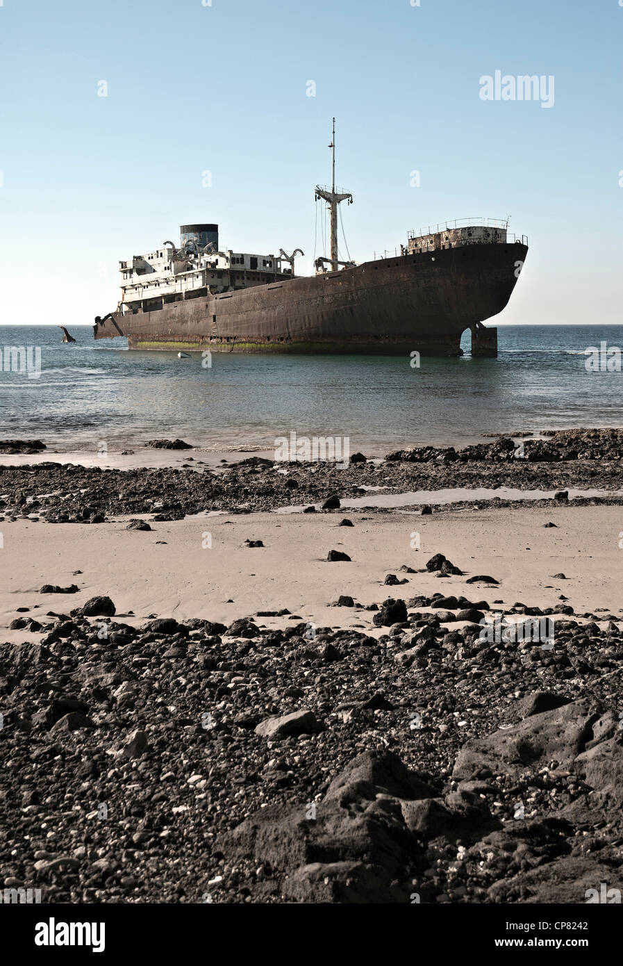 Wrack von einem alten Frachtschiff an der Küste... Stockfoto
