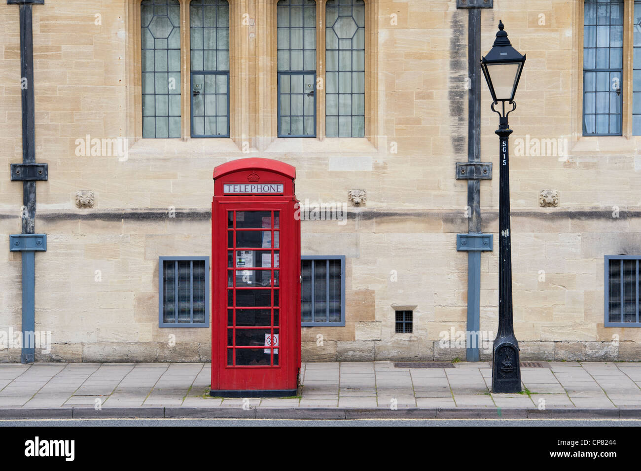 Rote Telefonzelle und Lamp Post in St Giles, Oxford, Oxfordshire, England Stockfoto