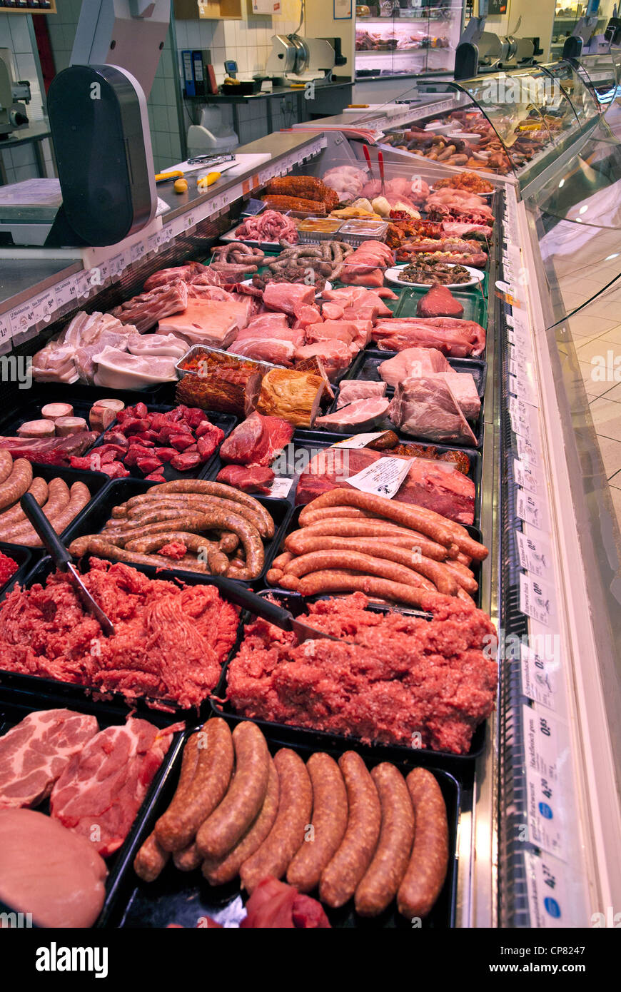 Service-Counter mit Fleisch im Supermarkt. Stockfoto