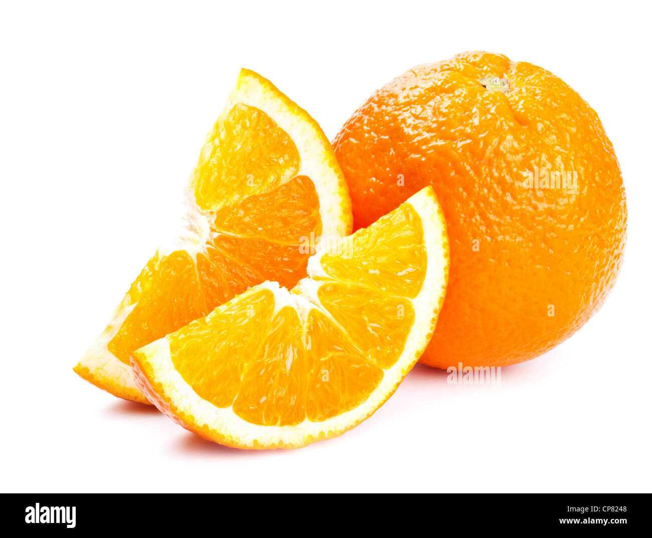 Frische Orange mit Scheiben isoliert auf weißem Hintergrund Stockfoto