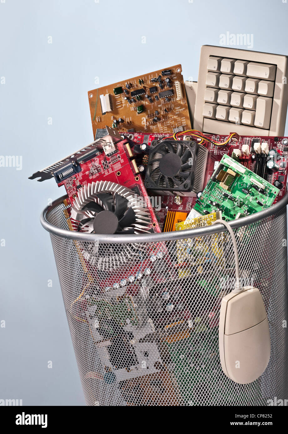 E-Müll in einem Abfallbehälter Stockfoto