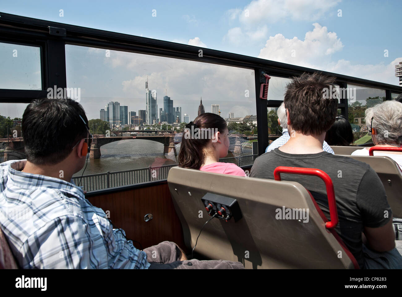 Blick vom einen Touristenbus auf die Skyline von Frankfurt bei einer Stadtrundfahrt. Stockfoto