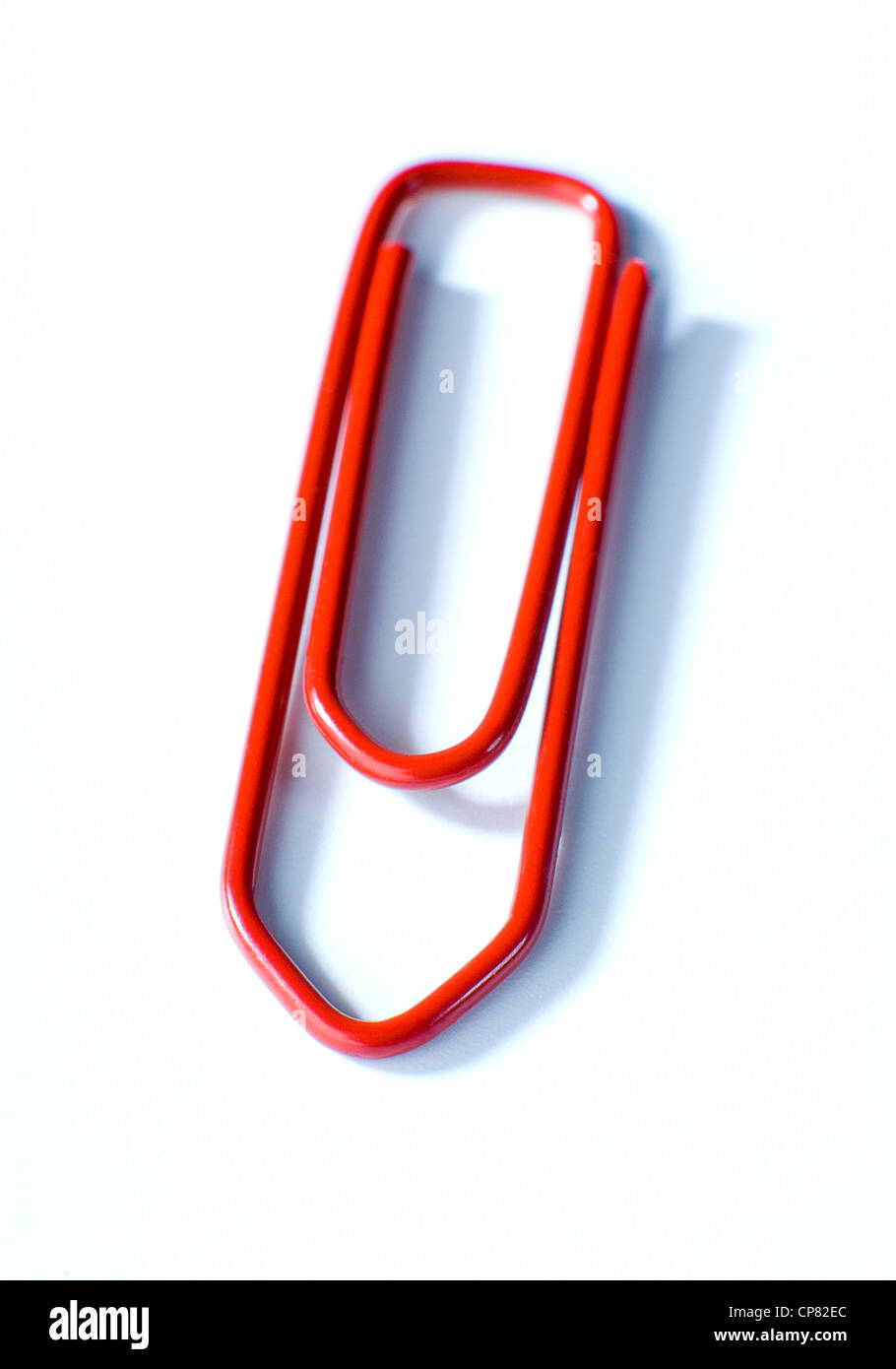 Cloe, einer roten Büroklammer auf weißem Hintergrund. Stockfoto