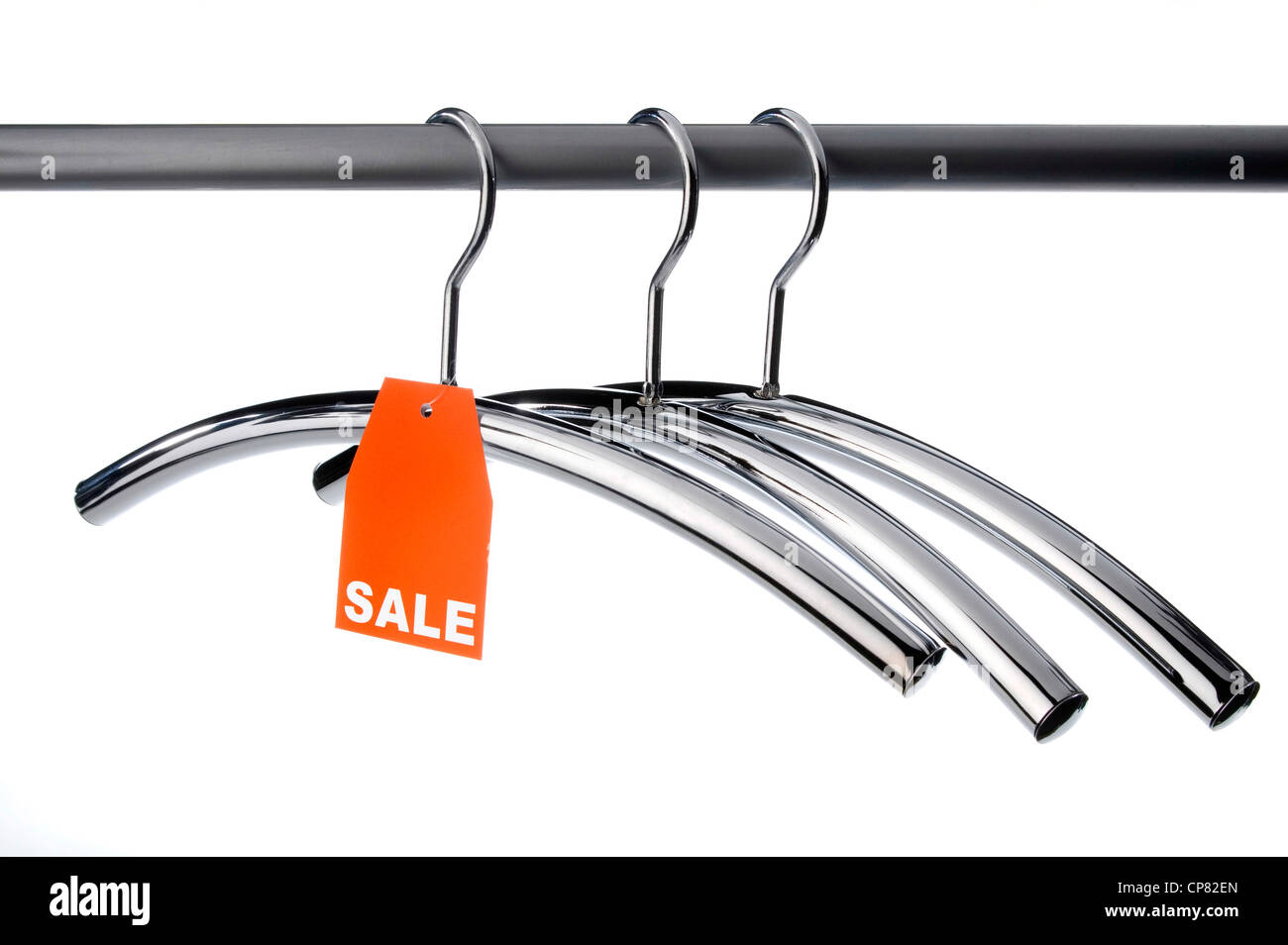 Drei Metall Kleiderbügel mit orange Verkauf-Label. Stockfoto