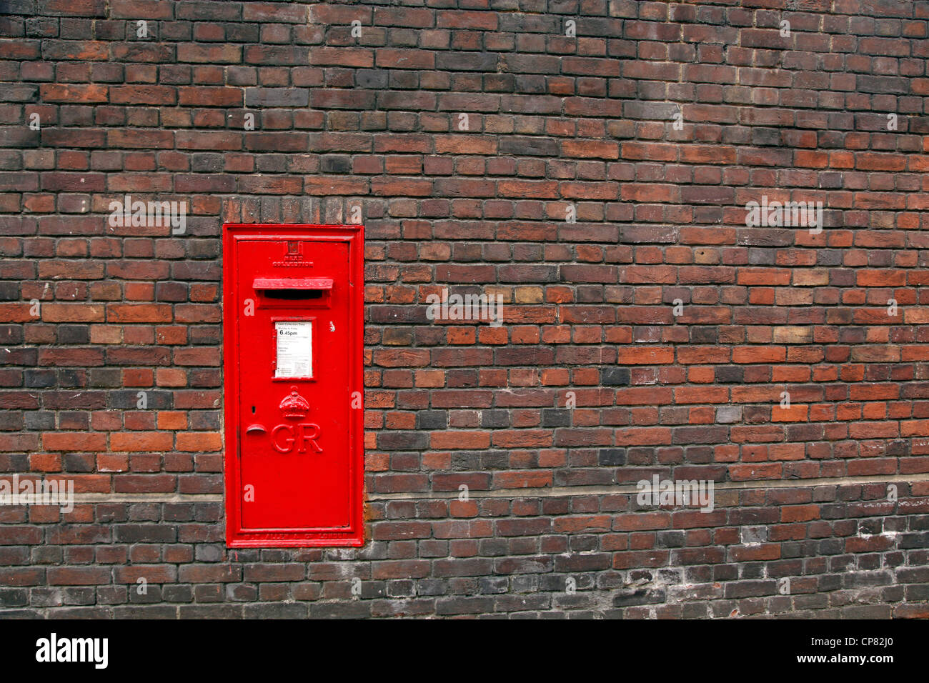 Roten englischen Briefkasten in einer Mauer in Cambridge, England Stockfoto