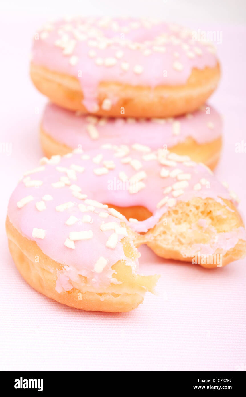 Nahaufnahme der selbstgemachte Donuts mit rosa Zuckerguss - flacher Schärfentiefe Stockfoto