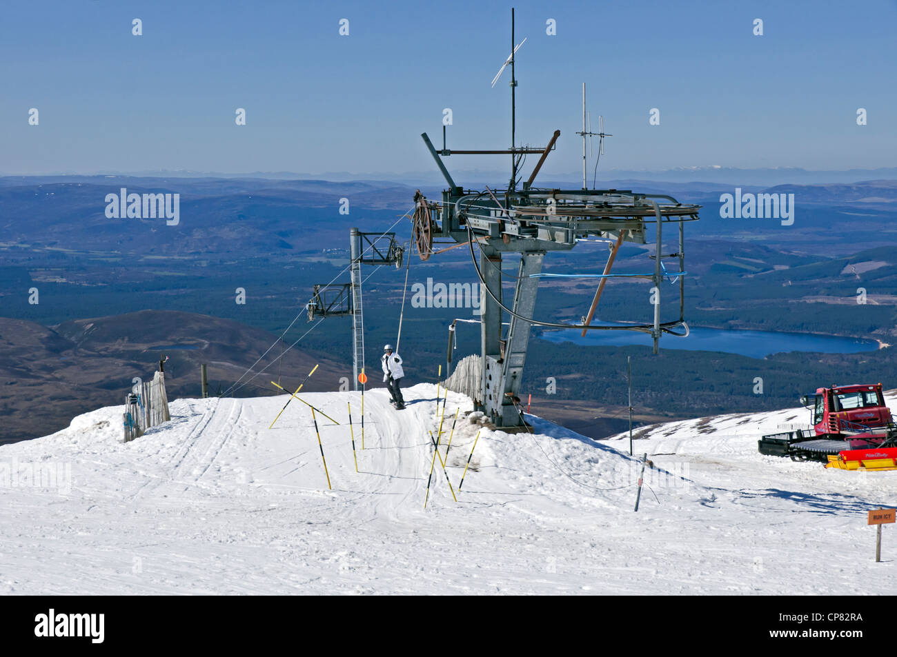 Ankunft an der Bergstation auf dem Cairngorm Mountain Ski Resort in Speyside Schottland am Maifeiertag mit reichlich Schnee Snowboarder Stockfoto