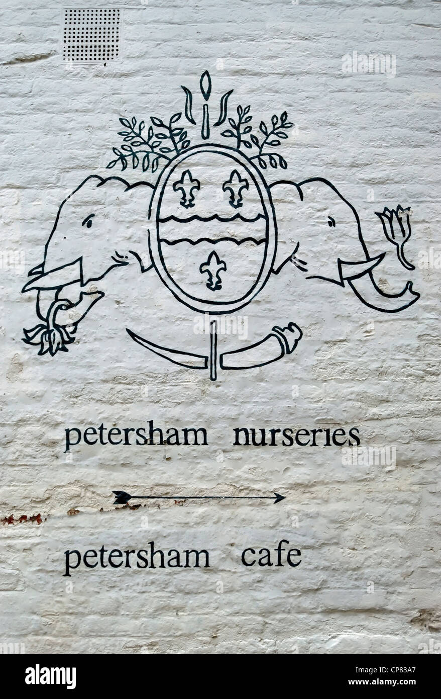 weiße Wand mit Hand gezeichneten Wappen und Richtungen für Petersham Nurseries und Petersham Café, Petersham, Surrey, england Stockfoto