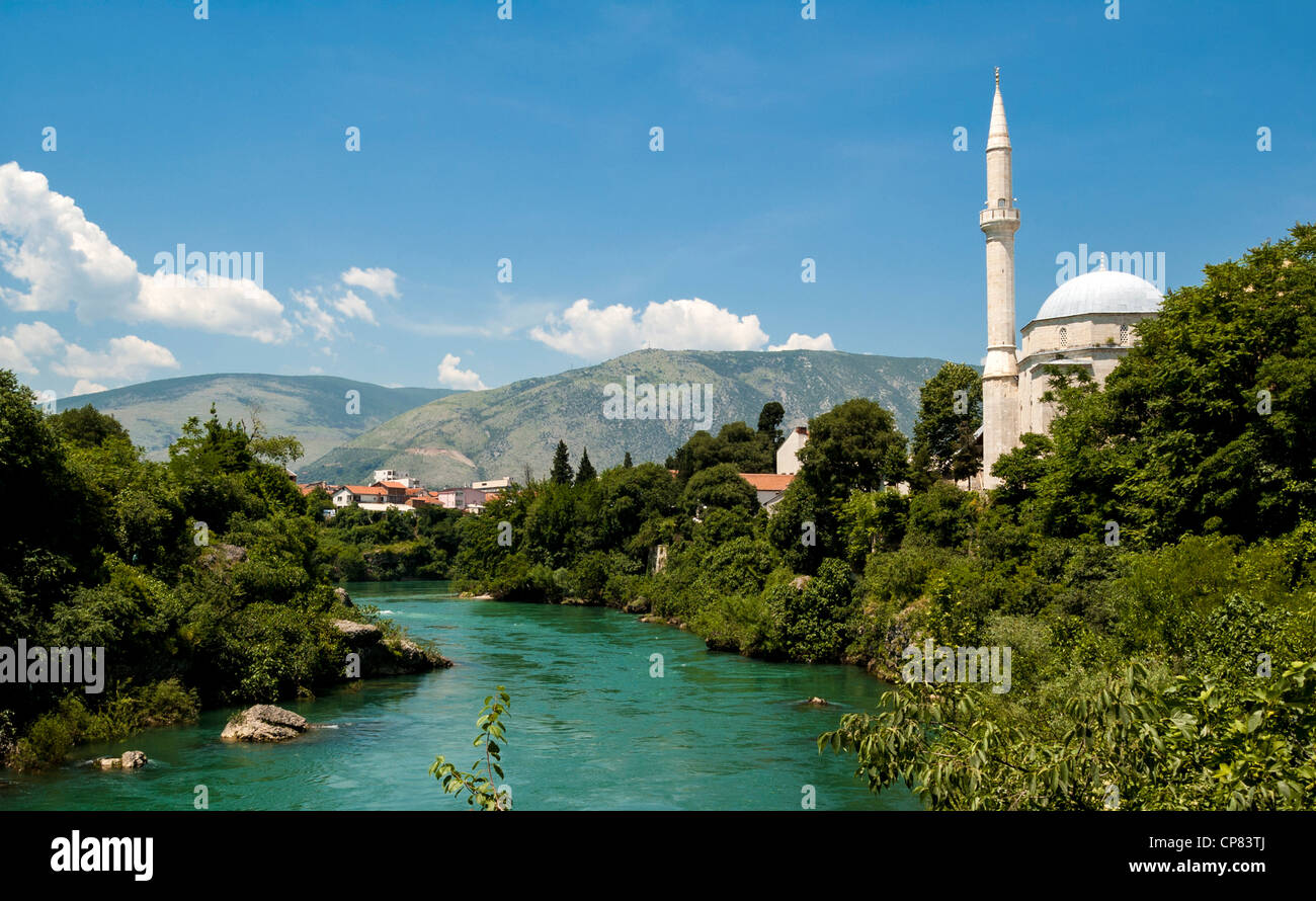 Mostar, Bosnien-Hertzegovina, Europa - Koski Mehmed Pasa Moschee und Fluss Neretva Stockfoto