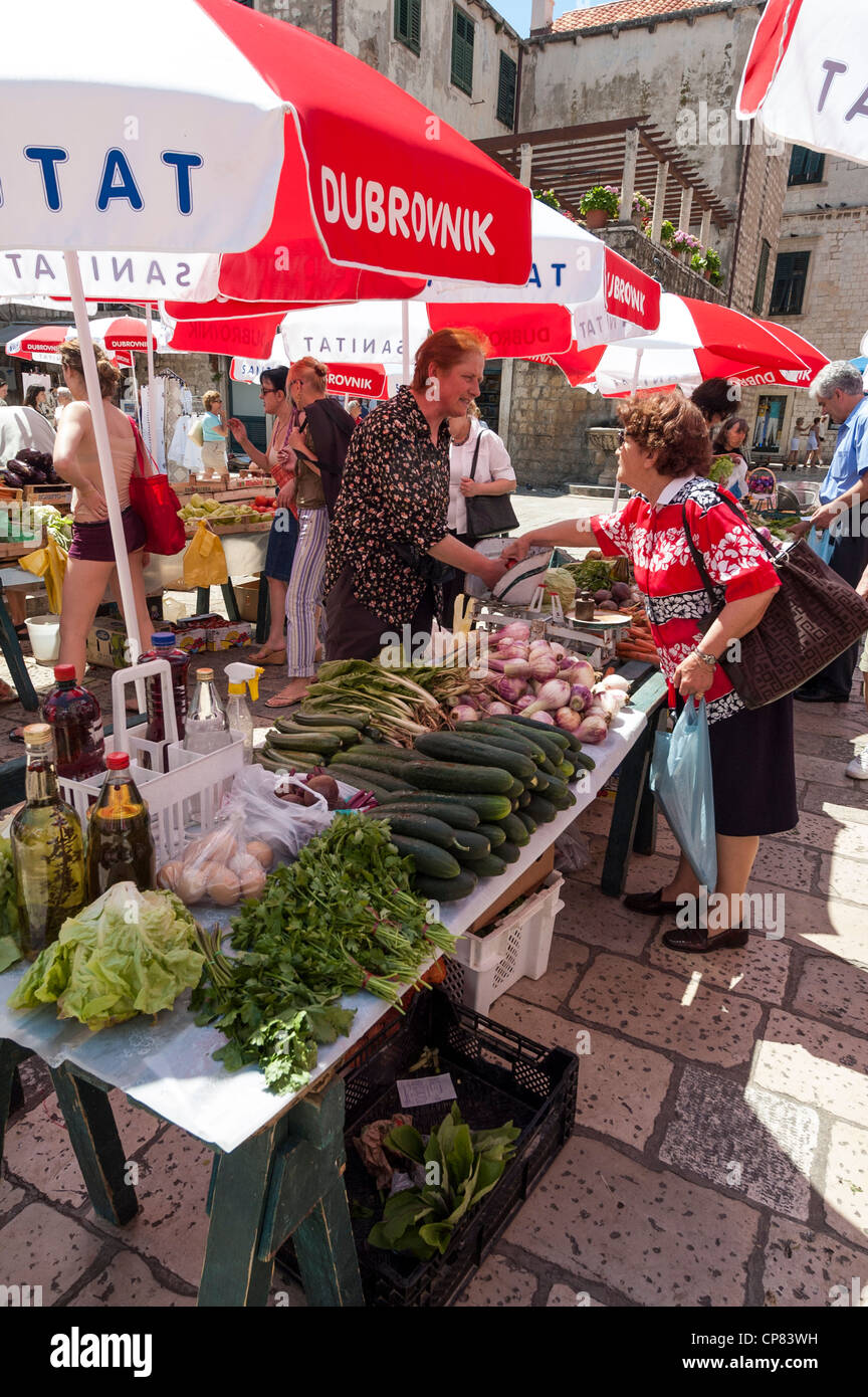 Marktstände in Gundulic Platz, Dubrovnik, Kroatien, Europa Stockfoto