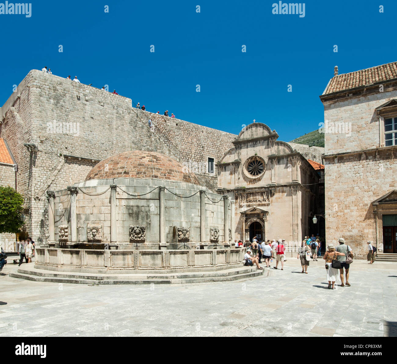 Die quadratischen Brunnen und St Saviour Kirche in Dubrovnik, Kroatien, Europa Stockfoto