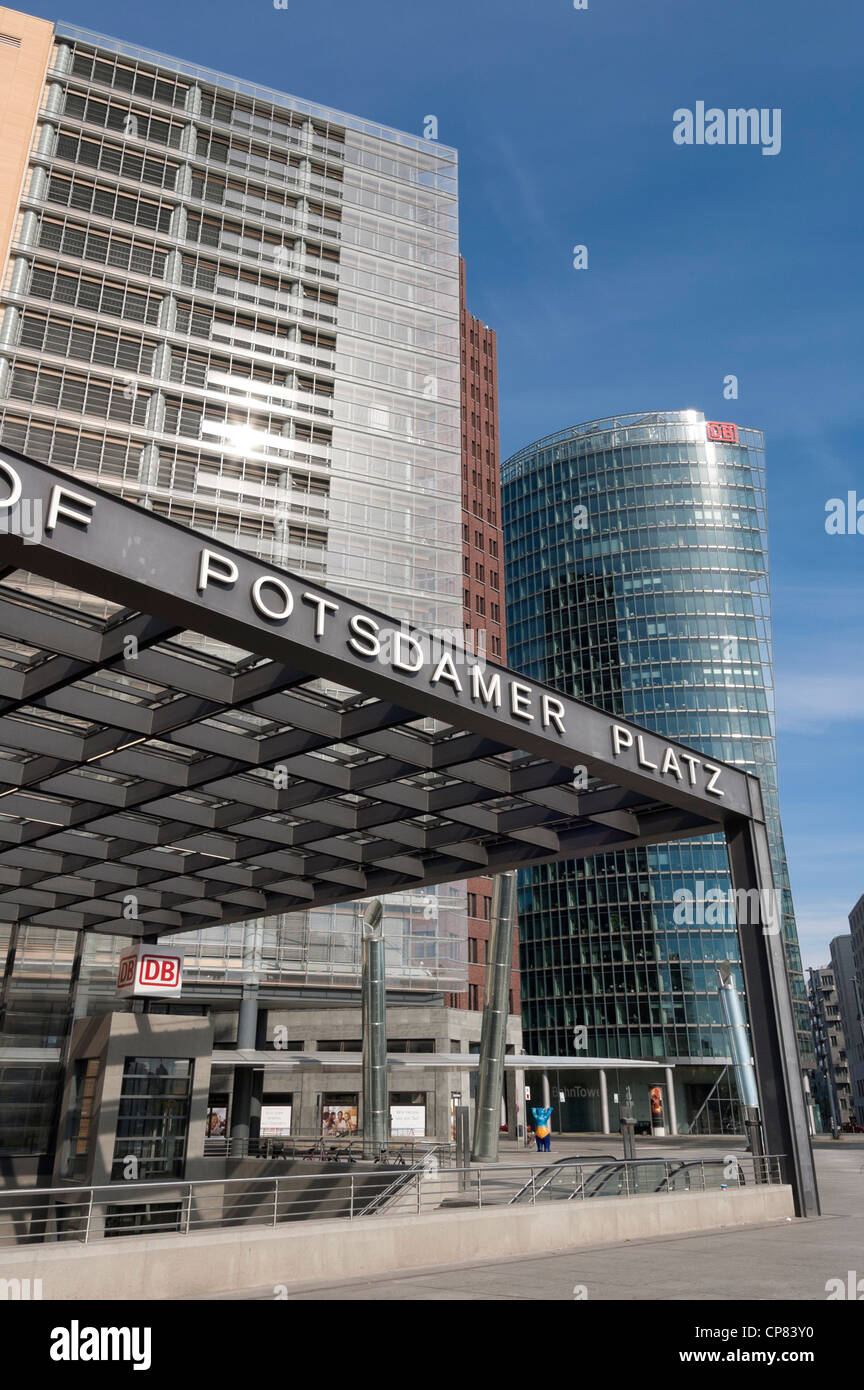 Die moderne Stadtentwicklung (Bahnhof) und unterirdischen Eingang am Potsdamer Platz, Berlin, Deutschland Stockfoto