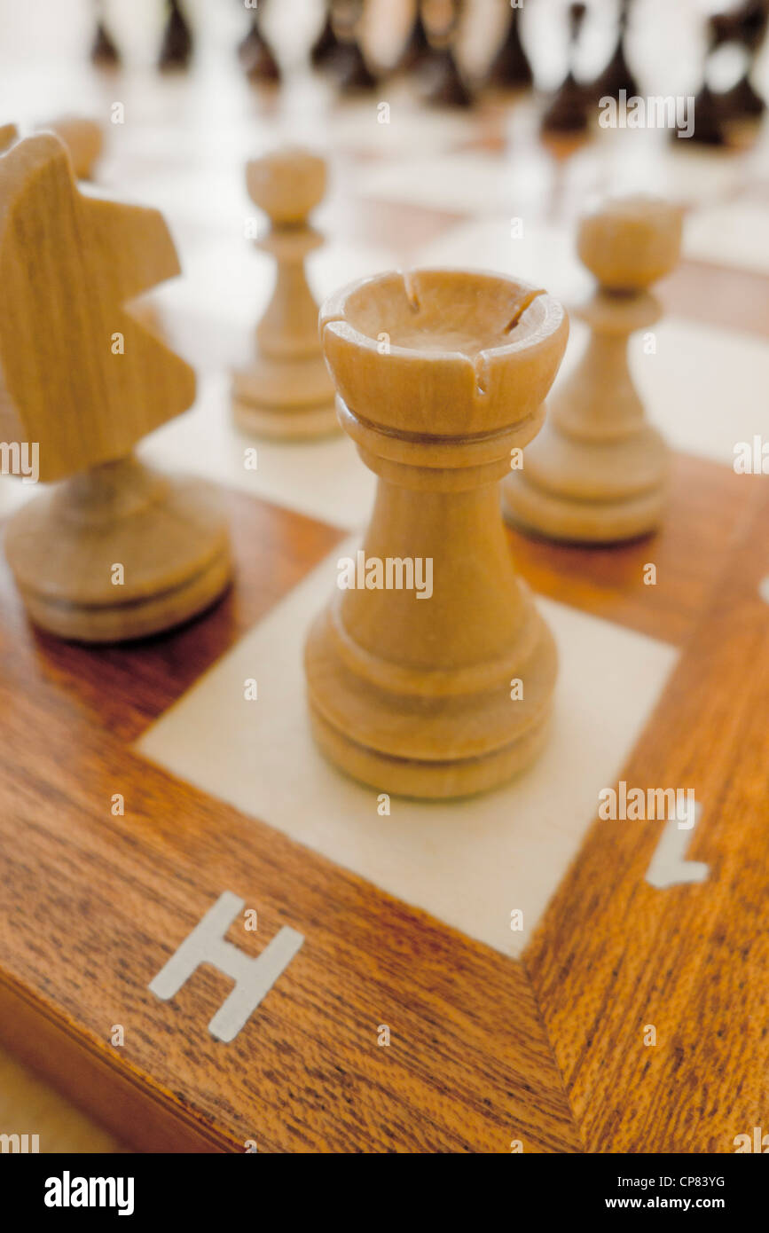 Schachfiguren auf dem Schachbrett, einen Turm an der Spitze Stockfoto