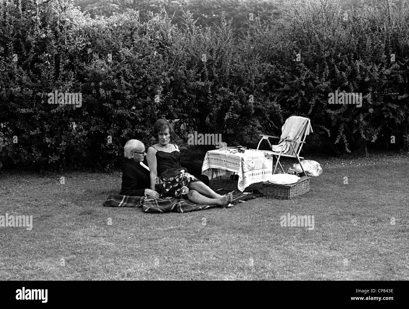 Paar Picnicking während des Intervalls Glyndebourne Festival Opera Lewes East Sussex Stockfoto