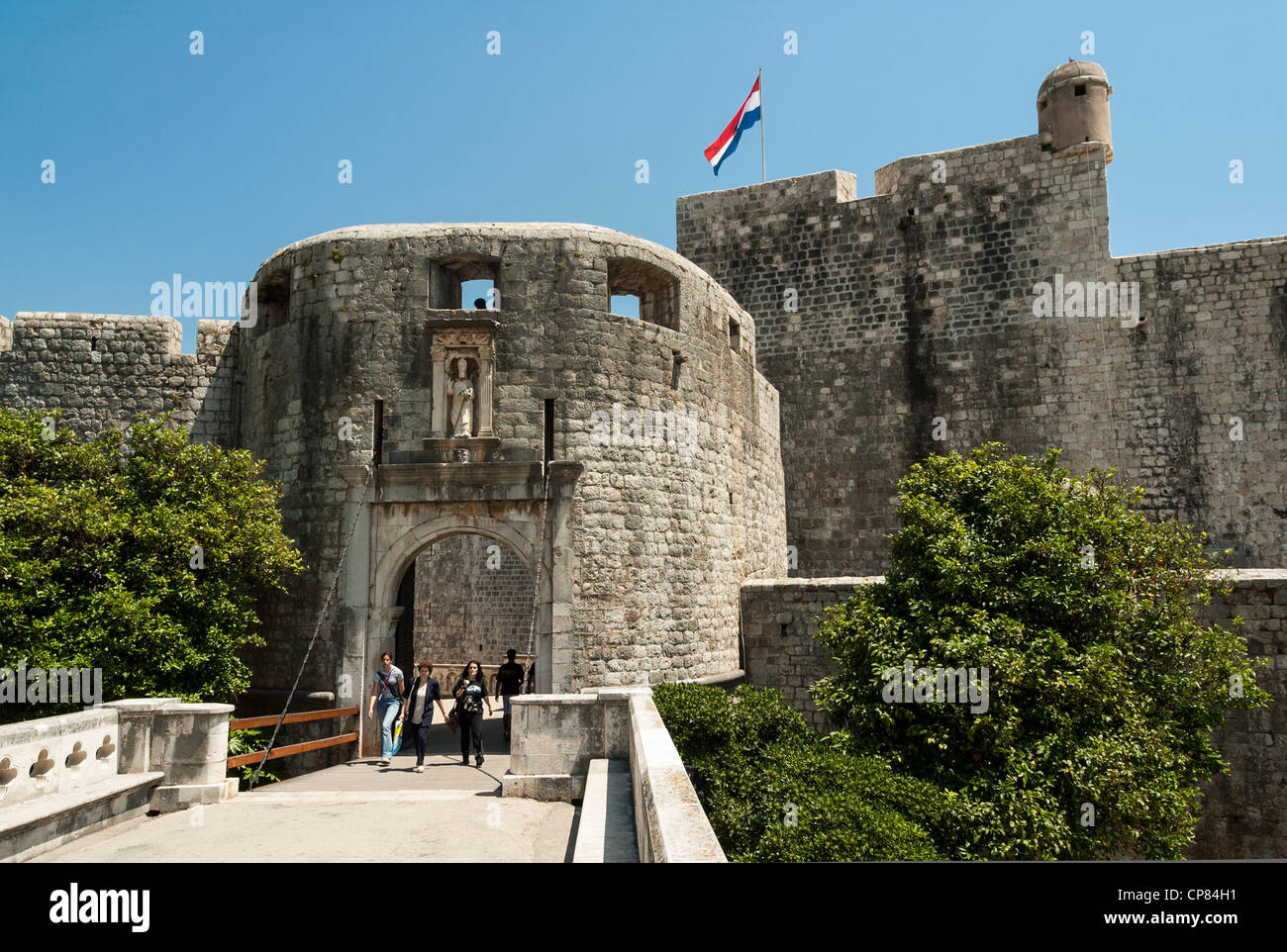 Pile Gate Eingang zur Altstadt mit Stadtmauer in Dubrovnik, Kroatien, Europa Stockfoto