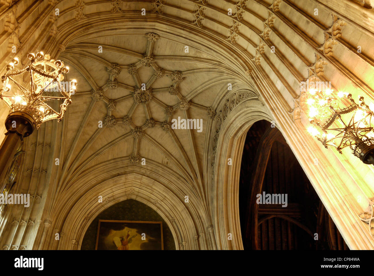 Gewölbte Decke am Eingang zum St Stephen Hall, Houses of Parlament, Palace of Westminster, London, England Stockfoto