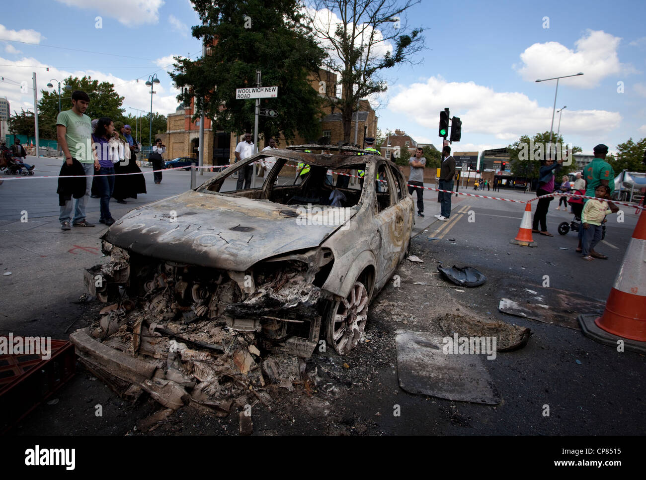 Ausgebrannte Polizeiauto auf der Straße in Woolwich, Südlondon fotografiert nach den Unruhen 2011 Stockfoto