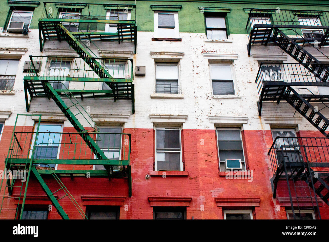 Ein altes Mietshaus in Little Italy ist in den Farben der italienischen Flagge, rot, grün und weiß gestrichen. Stockfoto