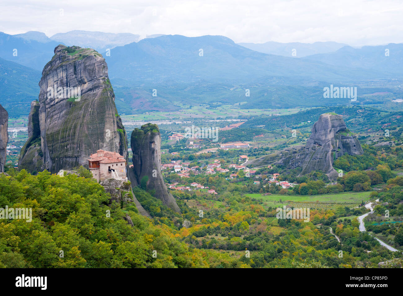 Eingeschränkte Sicht auf das Dorf Kastraki mit Roussanou Kloster im Vordergrund. Stockfoto