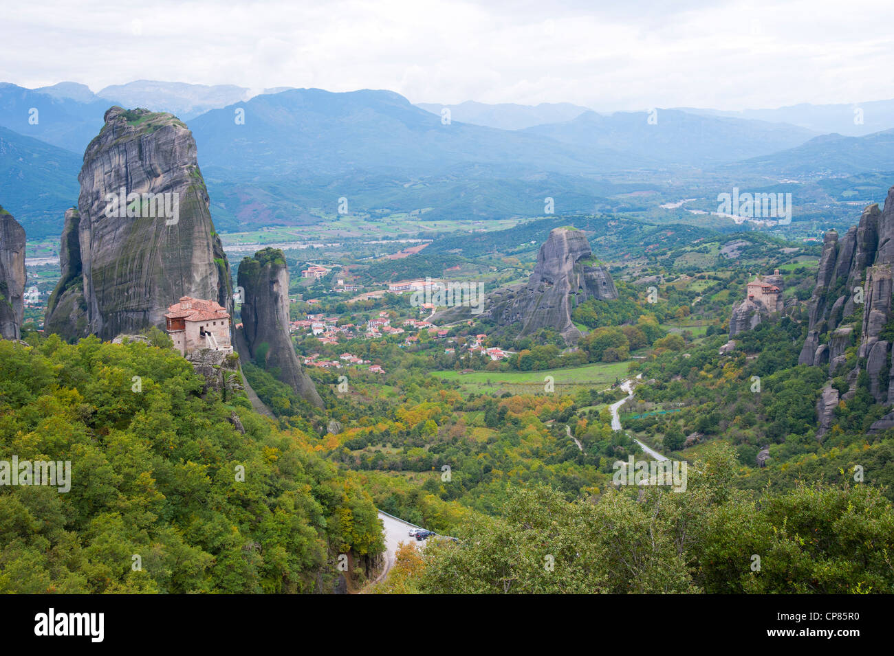 Eingeschränkte Sicht auf das Dorf Kastraki Roussanou Kloster auf der linken Seite mit St. Nikolaus Anapavsas auf der rechten Seite. Stockfoto