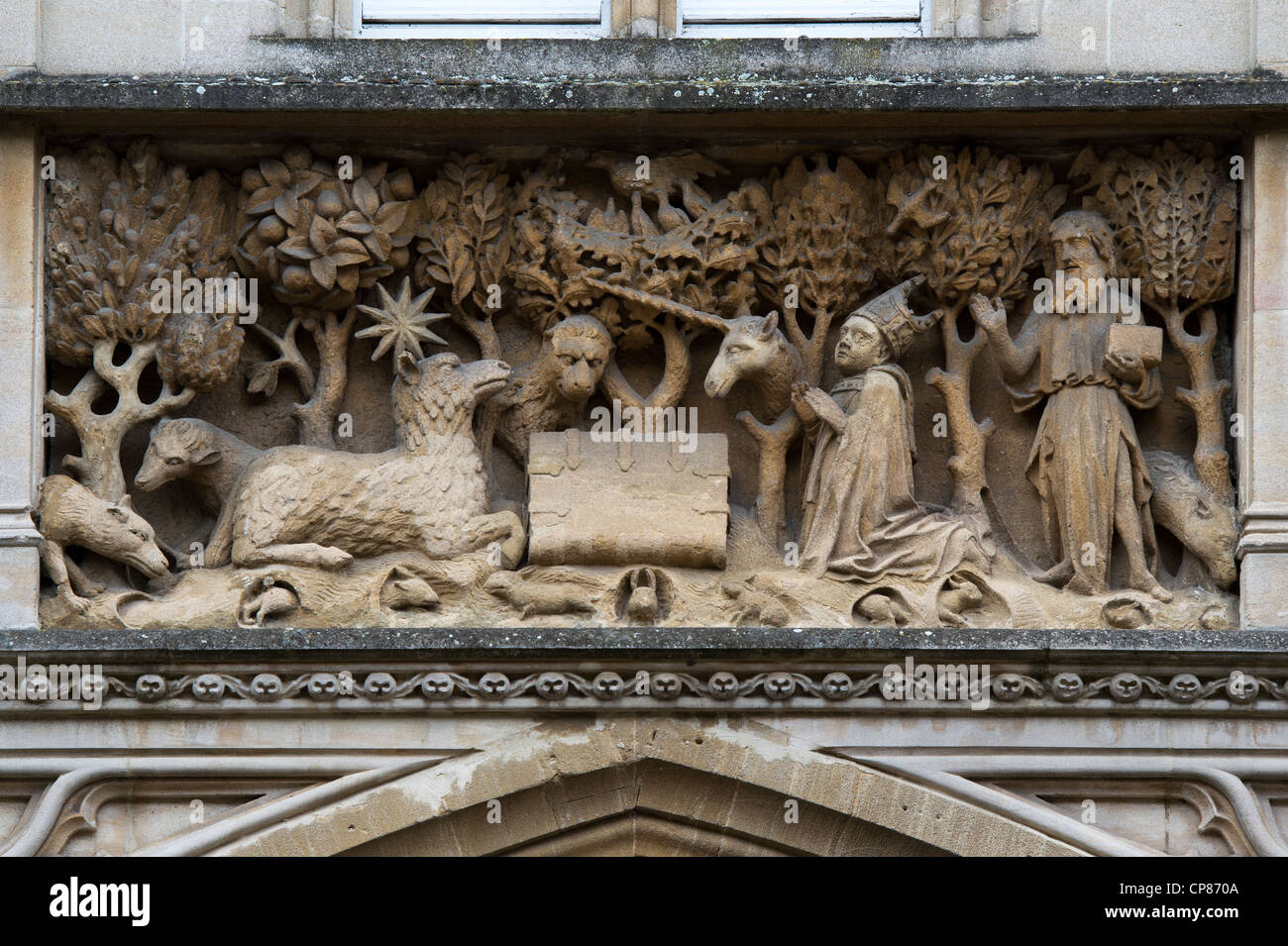 Der hl. Johannes der Täufer Stein auf der Außenseite des Merton College, Oxford University geschnitzt. Oxford, Oxfordshire, England Stockfoto