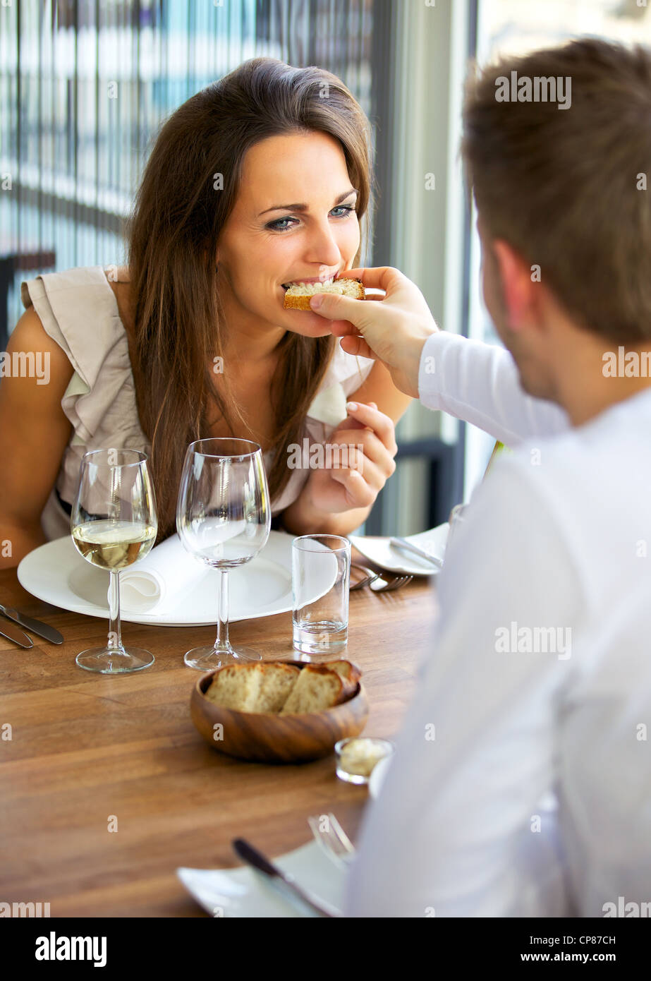 Porträt eines Mannes, die Verfütterung von Brot an seine Freundin Stockfoto