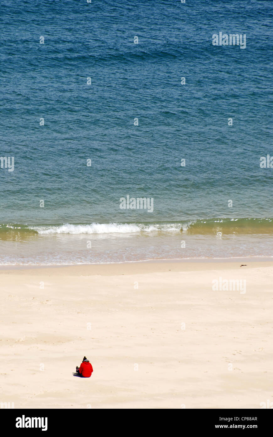 einsame Gestalt auf Frühling Strand St Ives Cornwall Nummer 3152 Stockfoto