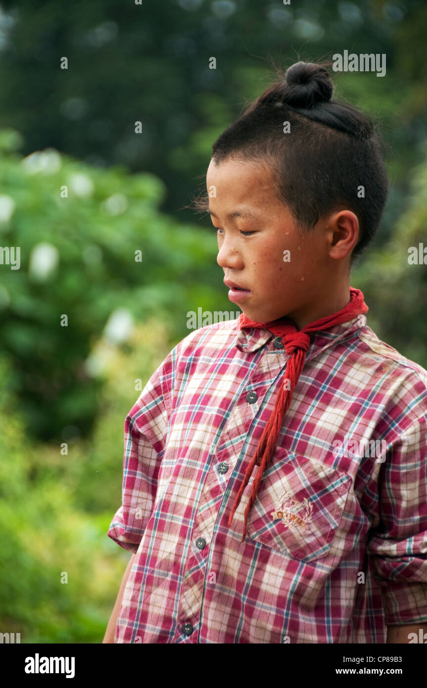 Young Basha Miao (Pistole Männer) junge mit traditionellen Frisur und roten Halstuch, Südchina Stockfoto