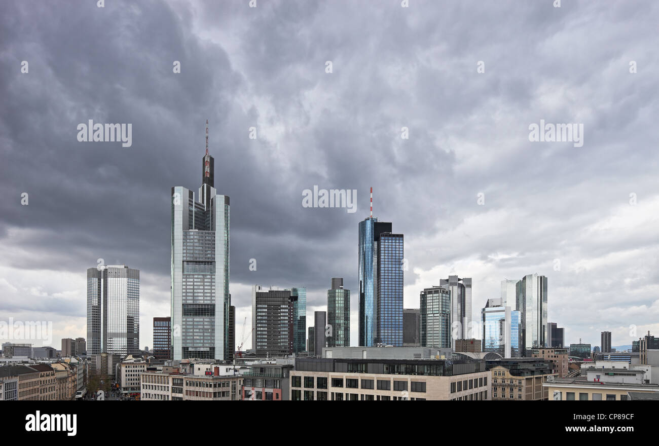 Dunkle Wolken über den Finanzplatz in Frankfurt am Main, Deutschland. Die meisten Gebäude in dieser Region sind der Sitz der busine Stockfoto