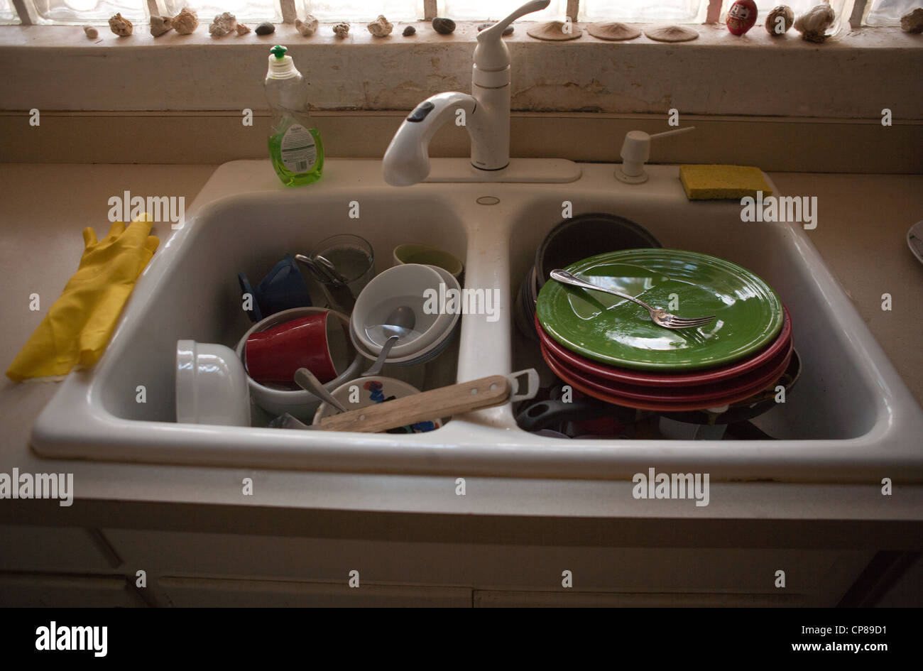 Schmutziges Geschirr in ein Waschbecken in der Küche zu Hause sitzen. Stockfoto