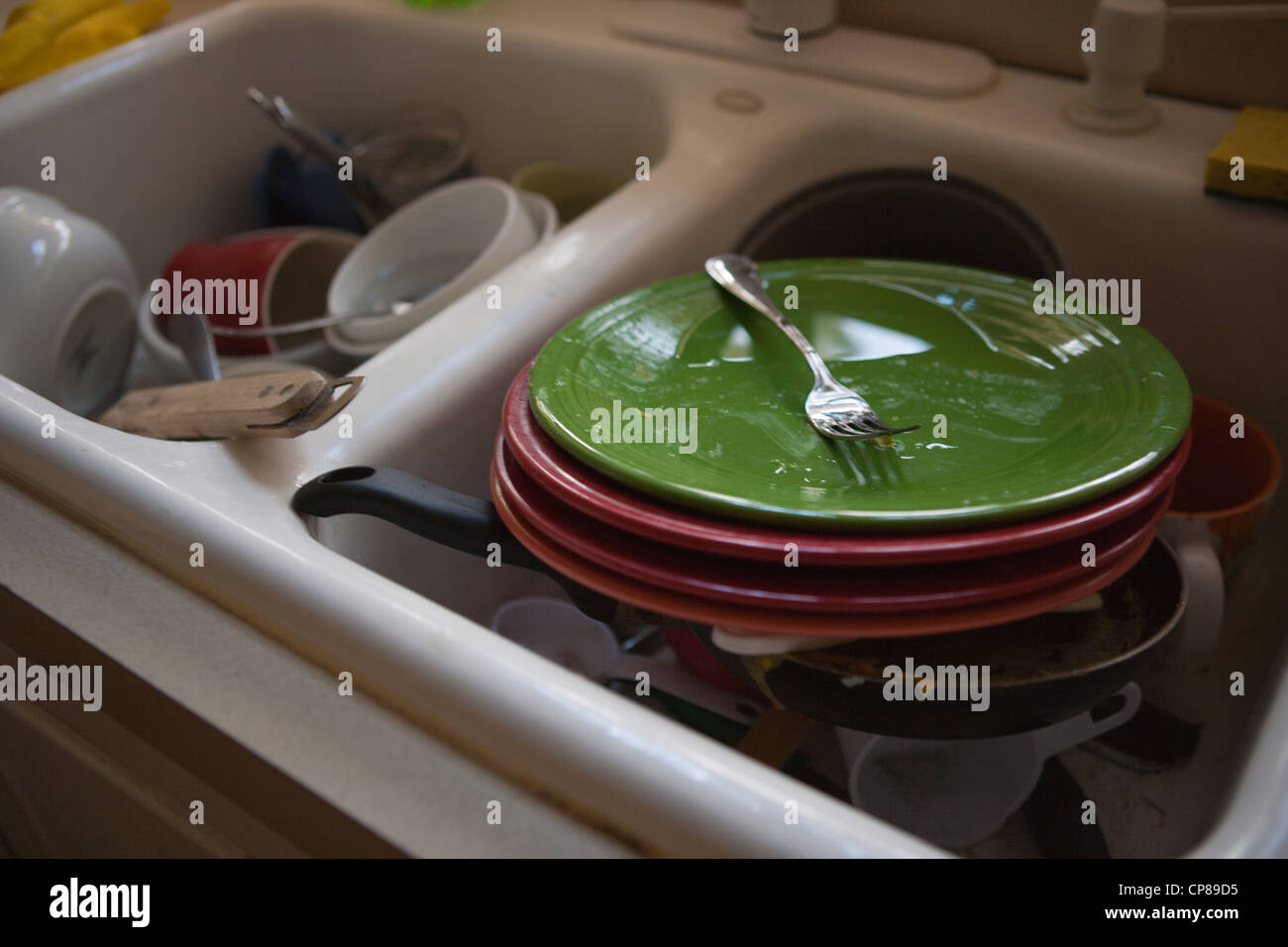 Nahaufnahme von schmutzigem Geschirr in einer Küchenspüle. Stockfoto